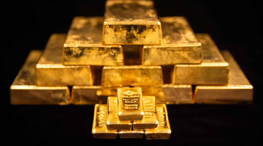 سبائك ذهبية تزن كل منها 1000 غرام معروضة في مصفاة للذهب والفضة في فيينا (أ.ف.ب)