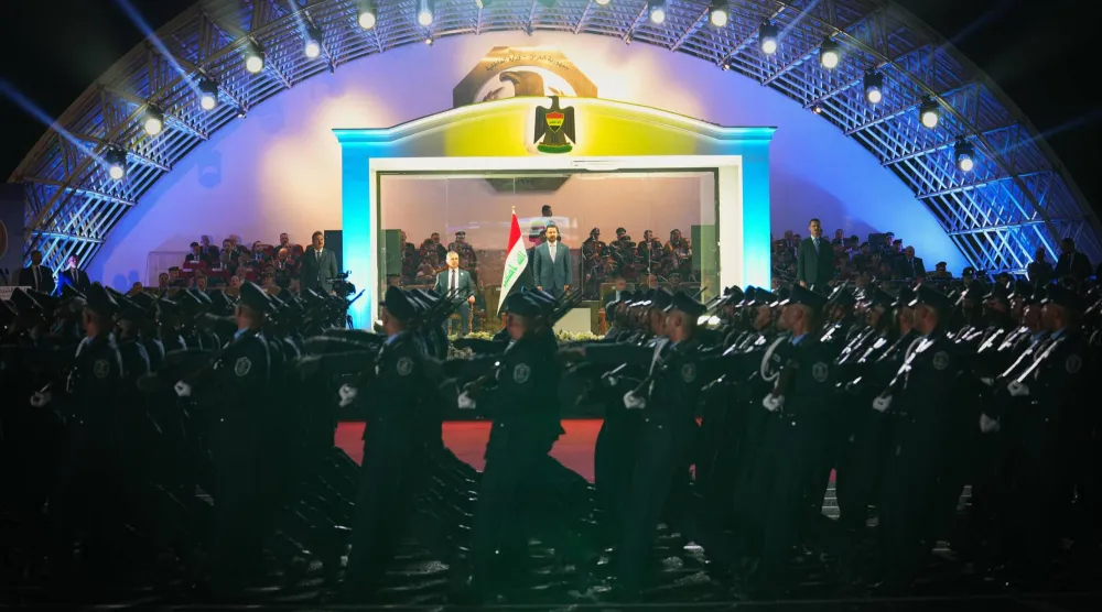 خريجون من كلية الشرطة يستعرضون أمام رئيس الوزراء العراقي علي الزيدي خلال حفل ببغداد يوم 13 سبتمبر 2026 (إعلام حكومي)