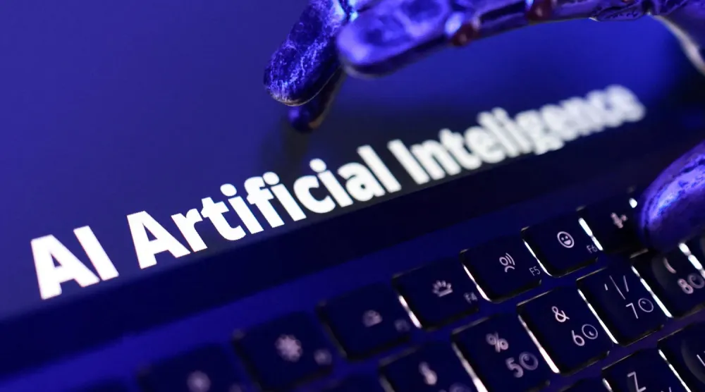 İllüstrasyonda “yapay zekâ” ifadesi, klavye ve robotik el (Reuters)