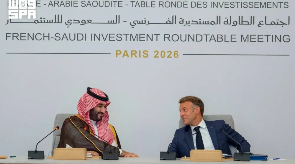 Suudi Arabistan Başbakanı ve Veliaht Prensi Muhammed bin Selman ile Fransa Cumhurbaşkanı Emmanuel Macron, Fransa-Suudi Arabistan Yuvarlak Masa Toplantısı’na başkanlık ederken (SPA)