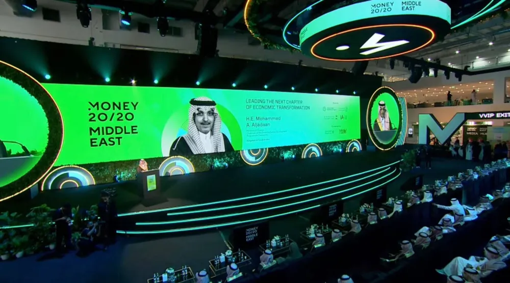 وزير المالية يلقي كلمته في المؤتمر بحضور عدد كبير من المسؤولين والمستثمرين في القطاع المالي (الشرق الأوسط)