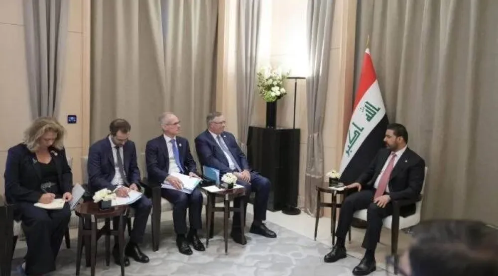 الزيدي يناقش مع رئيس شركة توتال إنرجيز باتريك بوينيه والوفد المرافق له مشاريع الشركة في العراق (إكس)