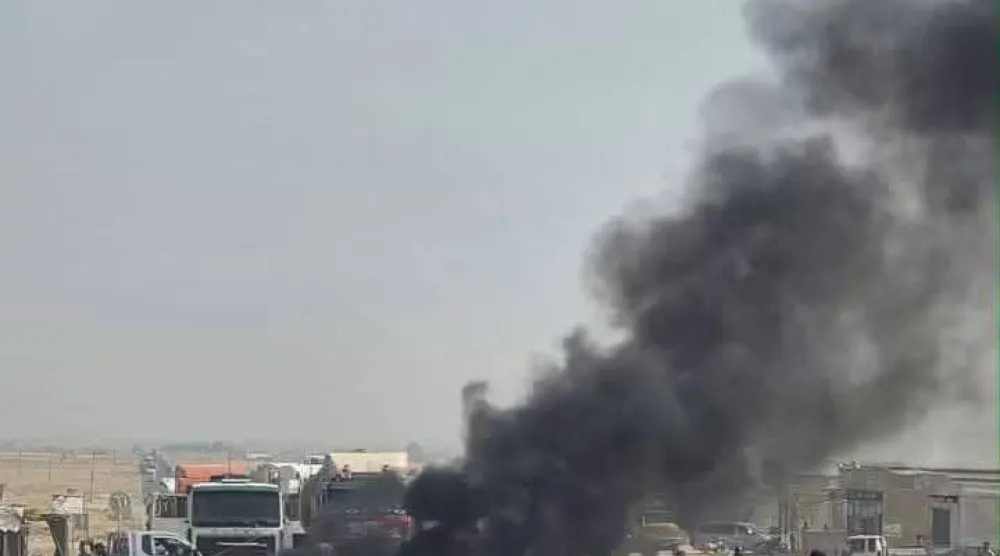محتجون بريف الحسكة قطعوا طريق M4 أمام صهاريج نقل النفط الخام احتجاجاً على رفع أسعار المحروقات في سوريا (مواقع تواصل)