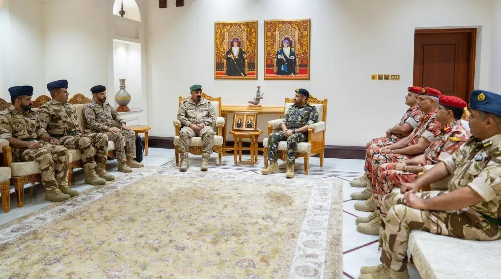 الفريق الركن بحري عبد الله الرئيسي خلال استقباله اللواء الطيار الركن محمد المغيدي في مسقط (واس)