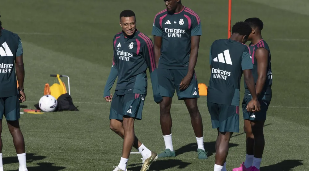 ريال مدريد يطارد برشلونة ويبحث عن انتصار جديد أمام إلتشي (إ.ب.أ)