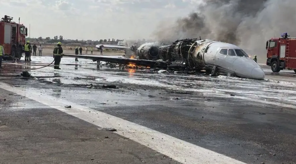 Dün Libya'nın Misrata Havalimanı'na iniş yaptıktan sonra uçakta çıkan yangını söndürme çalışmaları, (Yerel Medya)