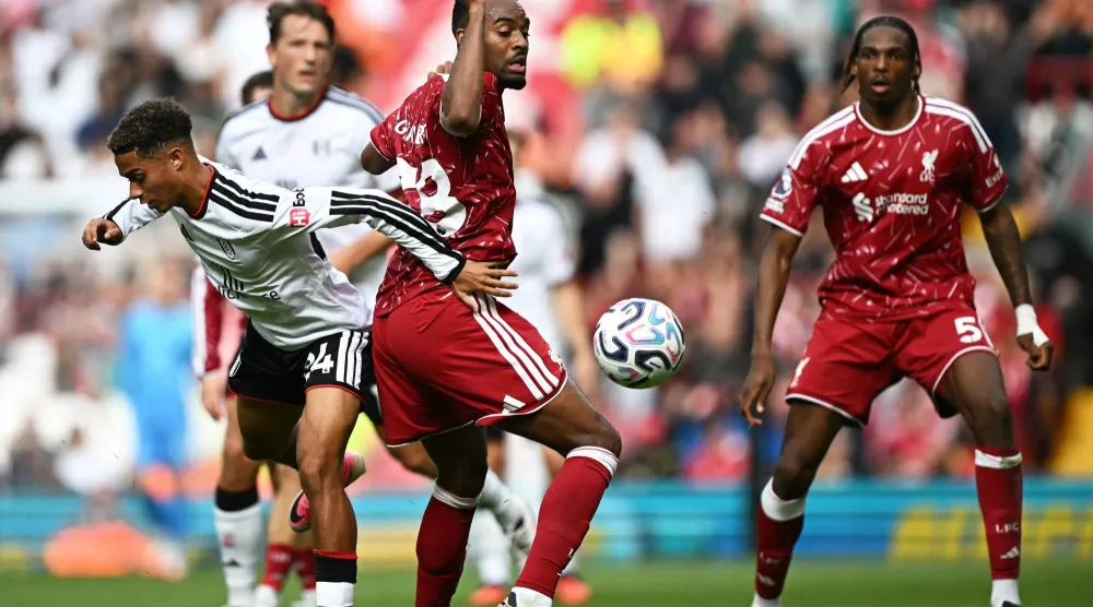 ليفربول واصل نتائجه المخيبة بتعادل مع فولهام (أ.ف.ب)