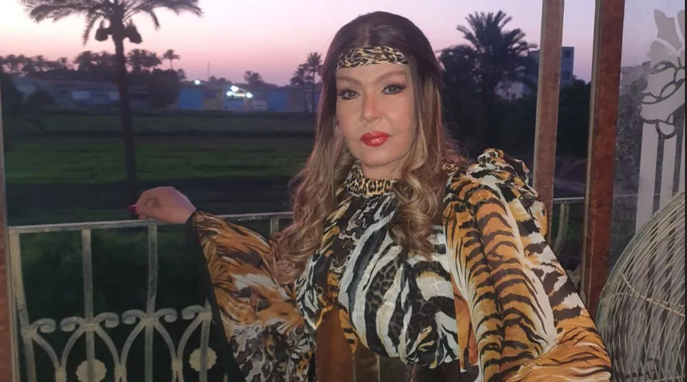 الفنانة لوسي في كواليس فيلم «الأسير» الذي تصوره حالياً (الشرق الأوسط)