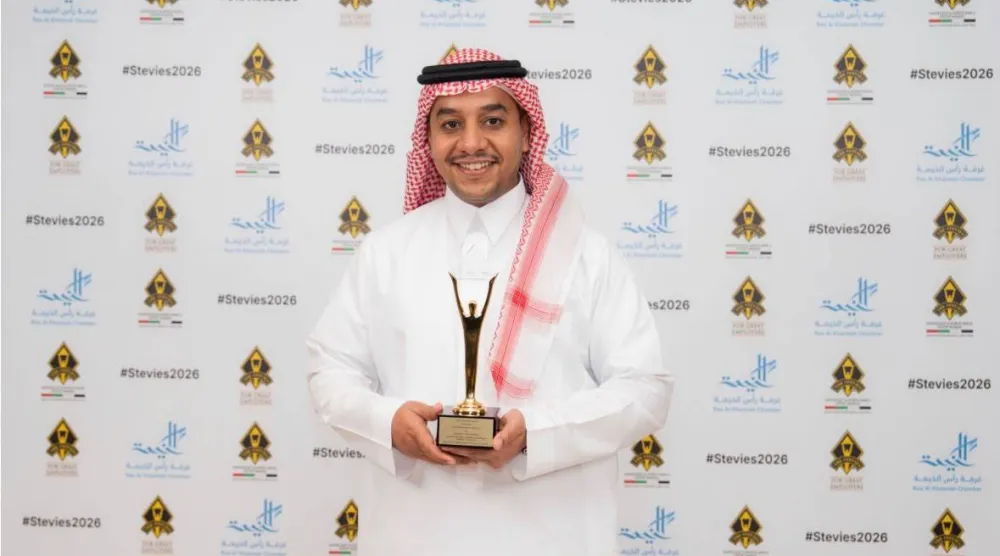  نائب الرئيس التنفيذي لقطاع رأس المال البشري والشؤون الإدارية في الهيئة عبد العزيز الحميد يتسلم الجائزة (الشرق الأوسط)