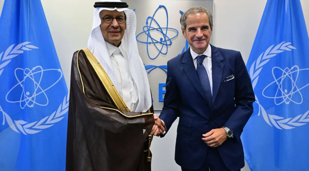 اللقاء بين الأمير عبد العزيز بن سلمان وغروسي على هامش اجتماع الوكالة الدولية للطاقة الذرية في فيينا (إكس)