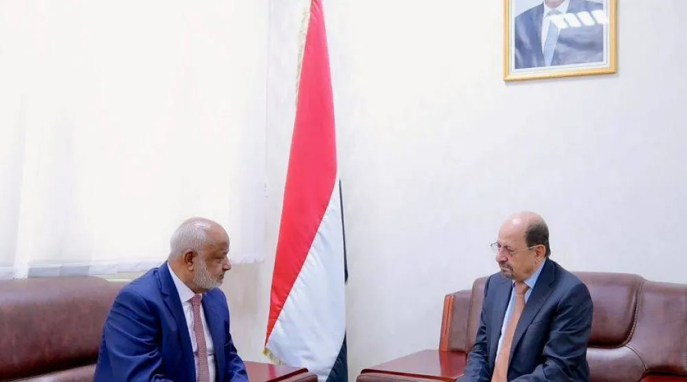 رئيس الوزراء اليمني شائع الزنداني مستقبلاً محافظ الحديدة الحسن طاهر في عدن (سبأ نت)