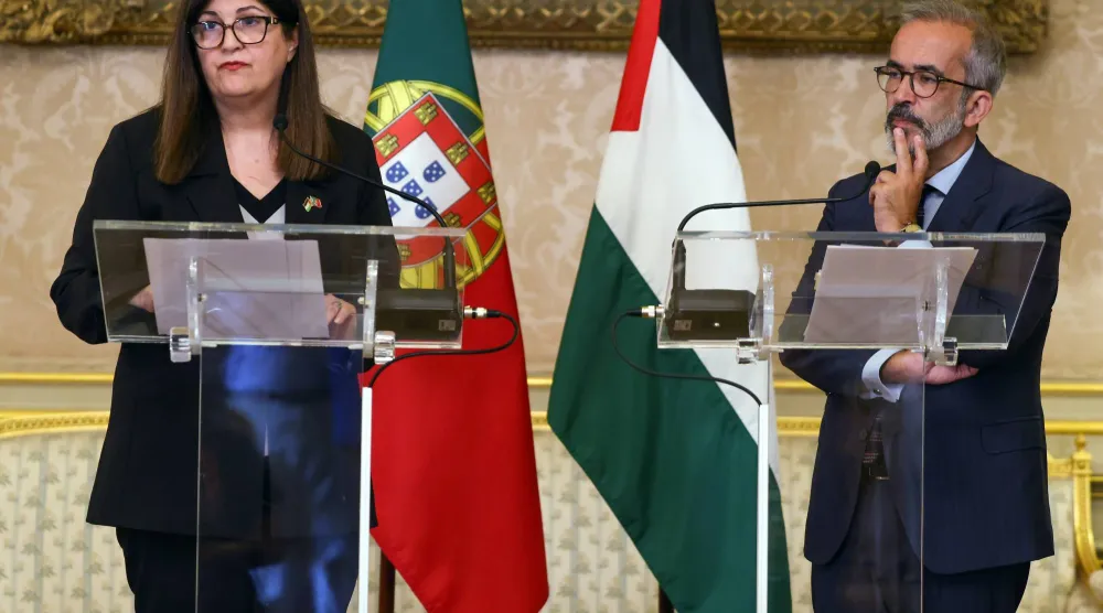 وزيرة الخارجية الفلسطينية فارسين أغابكيان شاهين ووزير الخارجية البرتغالي باولو رانجيل يحضران مؤتمراً صحافياً بعد اجتماع في لشبونة بالبرتغال يوم 14 سبتمبر 2026 (إ.ب.أ)