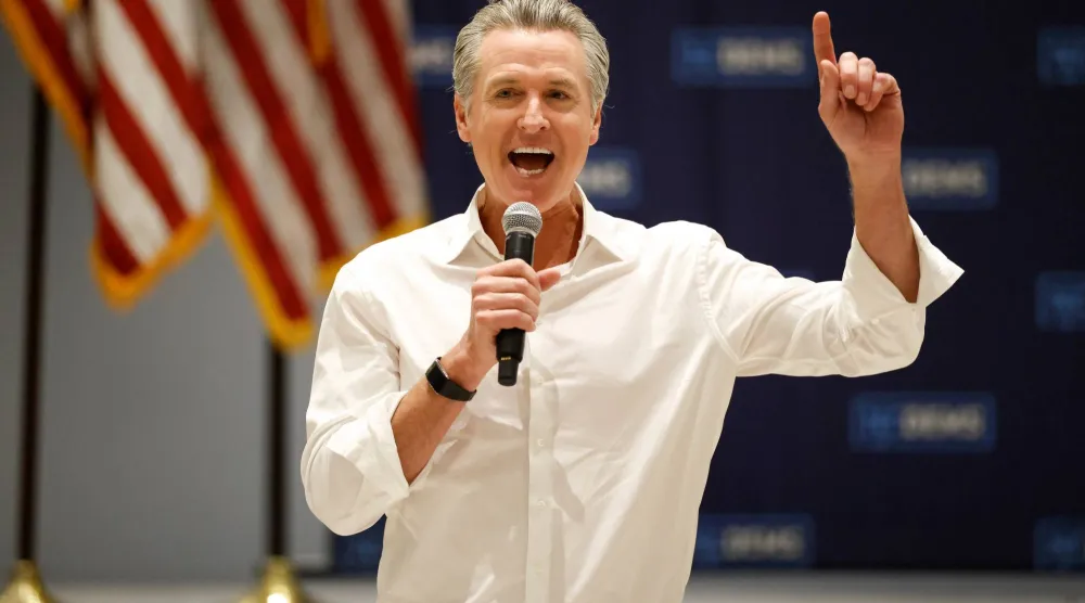 حاكم ولاية كاليفورنيا غافن نيوسوم يتحدث في تجمع للمرشحين الديمقراطيين (أ.ب)