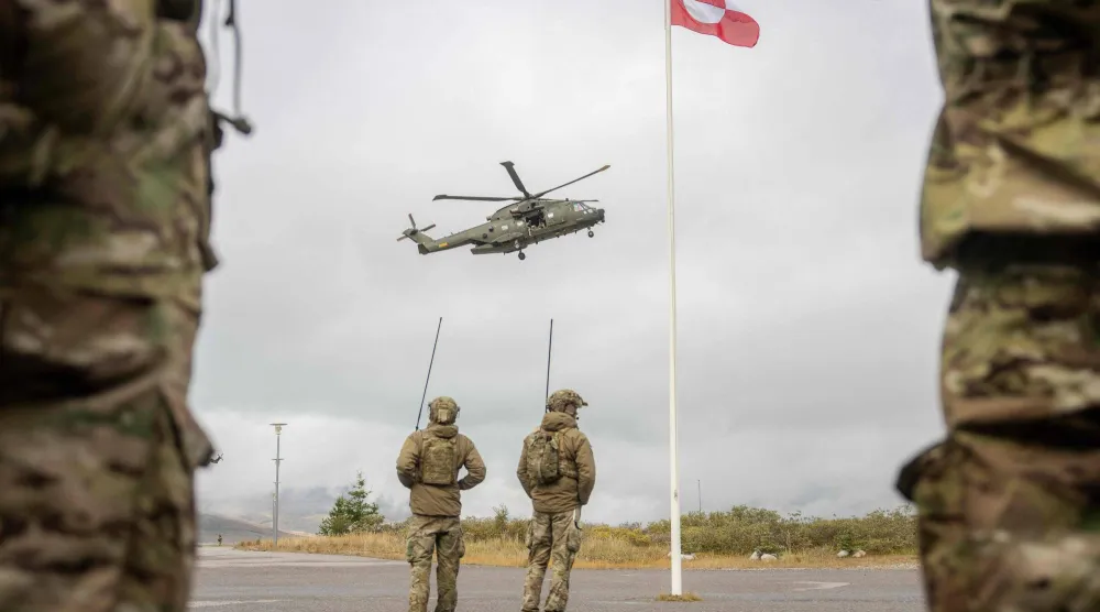 مروحية إنقاذ من طراز «EH101 Merlin» تابعة لسلاح الجو الدنماركي تهبط بعد انتهاء مناورات حلف «ناتو» العسكرية «الدرع القطبية 2026» (أ.ف.ب)
