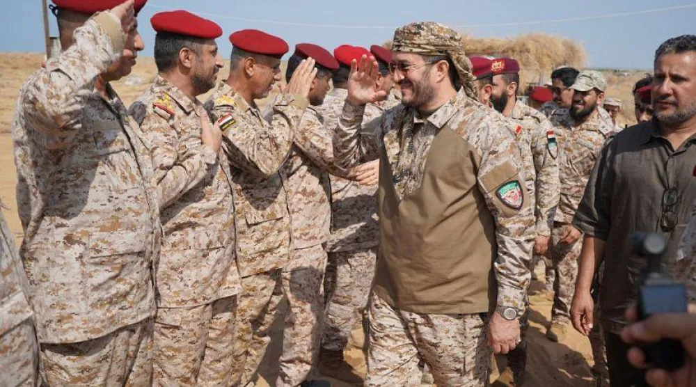 عضو مجلس القيادة الرئاسي اليمني عثمان مجلي يتفقد القوات المسلحة في حجة (إعلام حكومي)