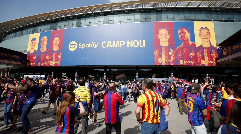 أعلن «يويفا» عن اختيار ملعب «كامب نو» لاستضافة نهائي بطولة «دوري أبطال أوروبا 2029» (رويترز)