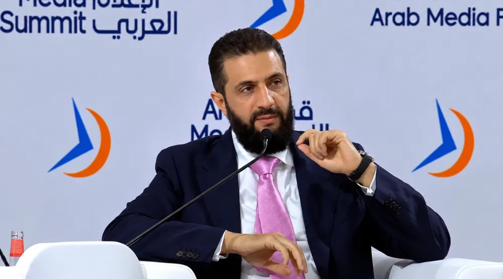 الرئيس السوري أحمد الشرع خلال كلمته في دبي الثلاثاء (الشرق الأوسط)