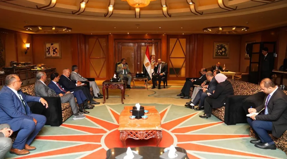 وزير العمل المصري حسن الرداد يلتقي نظيره بحكومة «الوحدة الوطنية» الليبية في القاهرة أمس الاثنين (وزارة العمل الليبية)