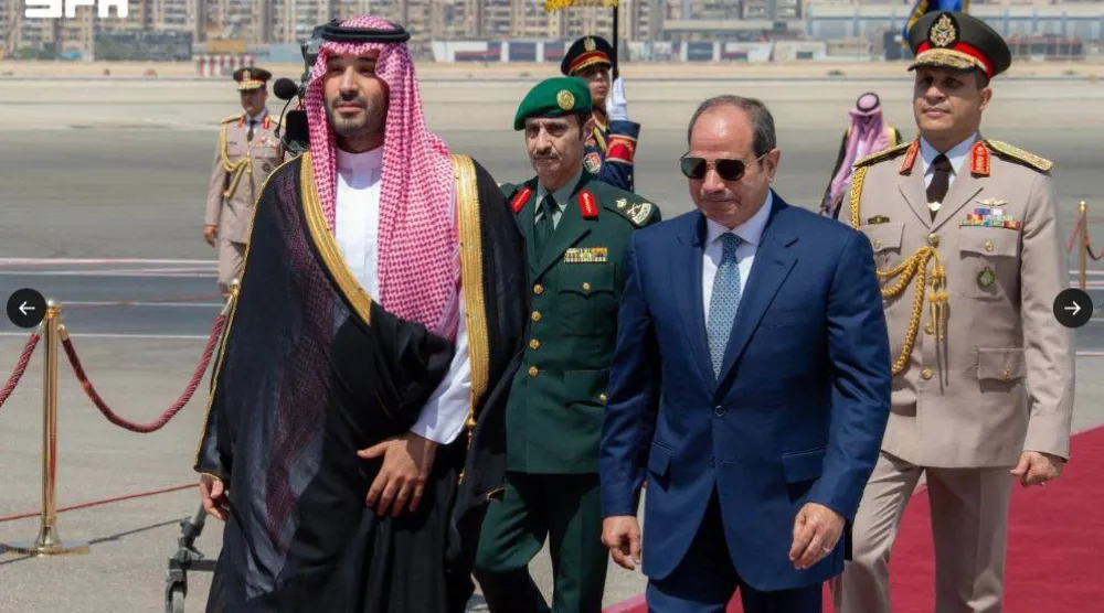 الرئيس المصري عبد الفتاح السيسي يستقبل الأمير محمد بن سلمان ولي العهد السعودي لدى وصوله إلى القاهرة (واس)