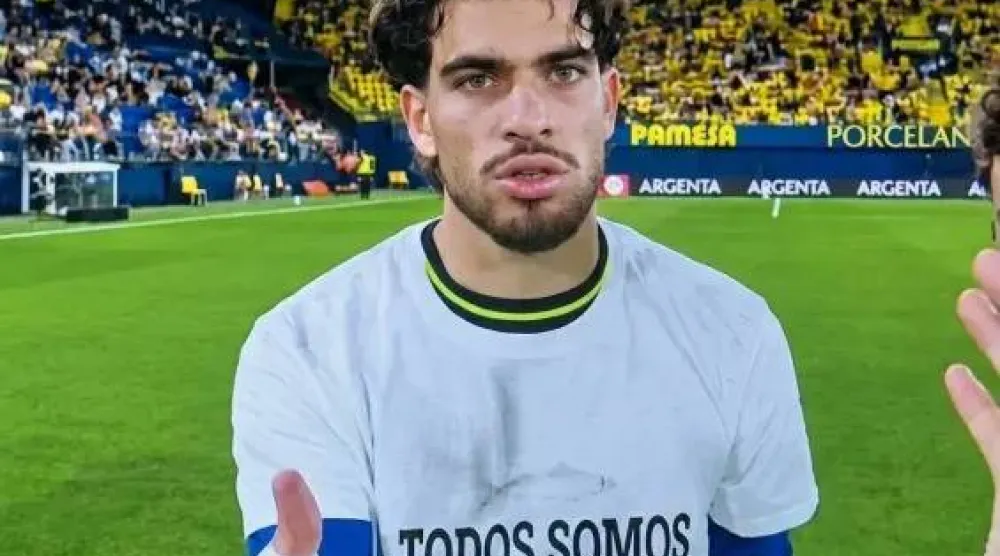 المغربي عبد الصمد الزلزولي مرتدياً قميص دعم سبتة (لا ليغا)