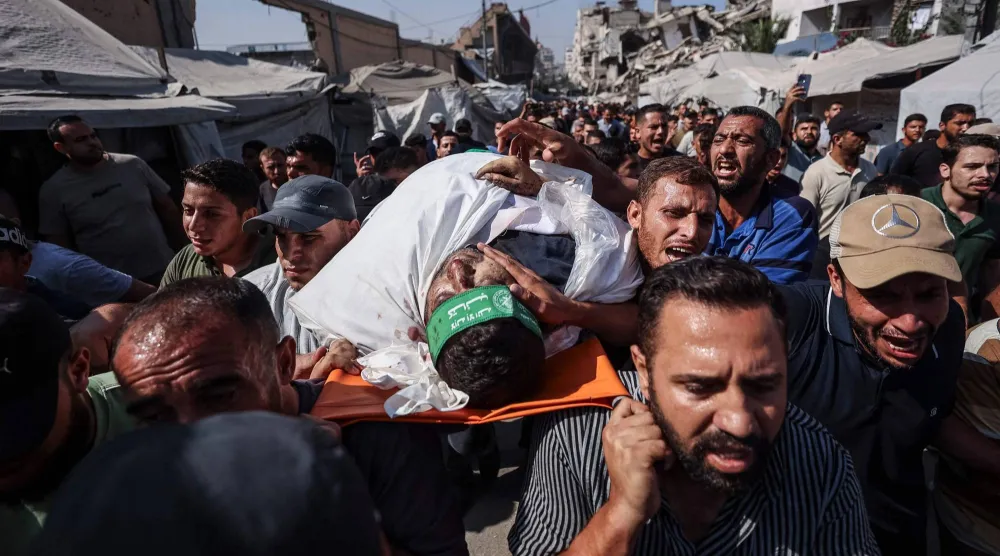 فلسطينيون يشيعون القيادي في كتائب «القسام» أحمد البطش بعد مقتله في غارة جوية إسرائيلية استهدفت سيارته في مدينة غزة الثلاثاء (أ.ف.ب)
