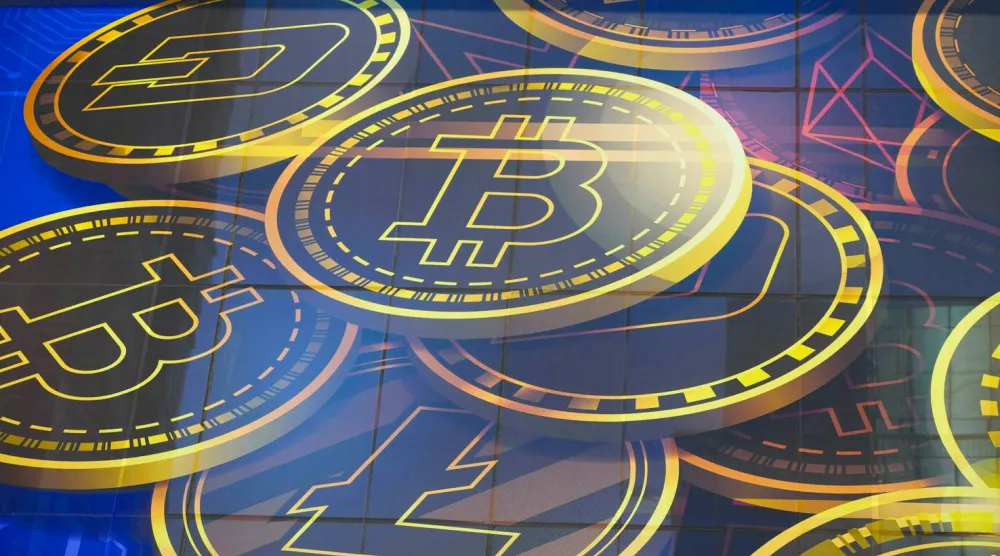 إعلان لعملة «البتكوين» المشفَّرة معروض على مبنى في هونغ كونغ (أ.ب)