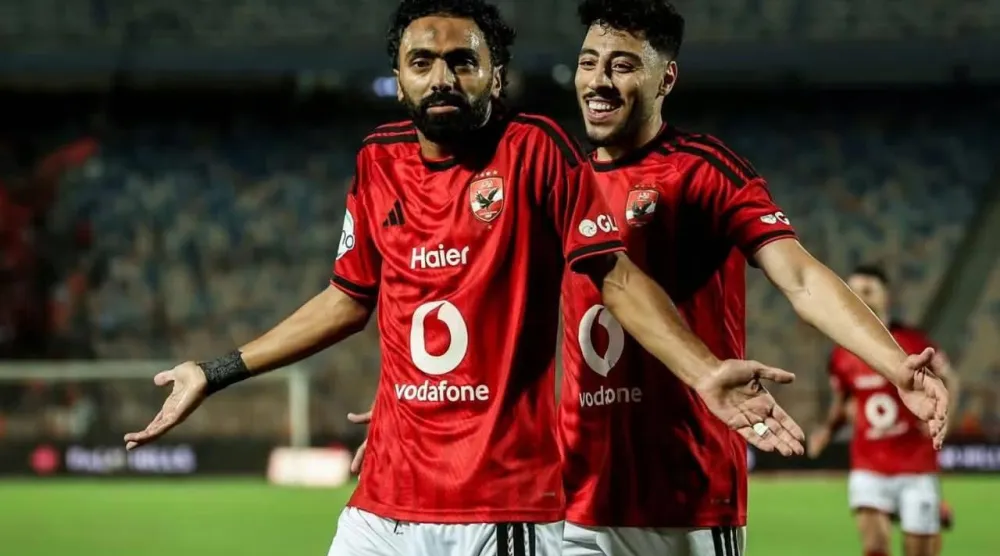 حسين الشحات «يسار» يحتفل مع زميله أكرم توفيق بثاني أهداف الأهلي في أبو قير (النادي الأهلي)
