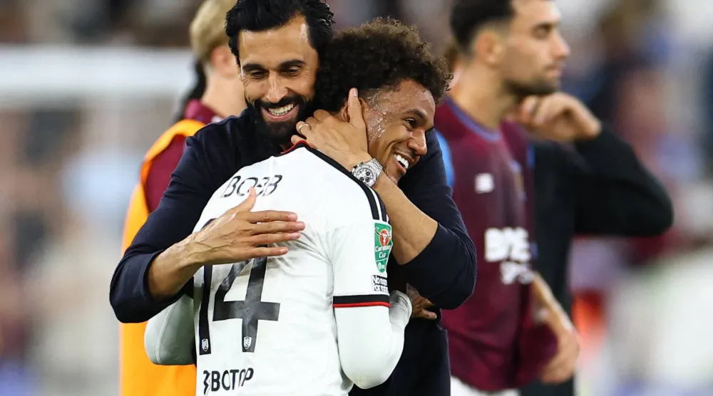 الإسباني ألفارو أربيلوا مدرب فولهام يحتفل مع لاعبه أوسكار بوب بالفوز على وست هام (رويترز)