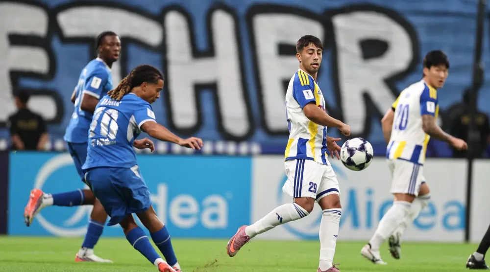 دياز في مواجهة مع بوابري لاعب الهلال (تصوير: صالح الغنام)