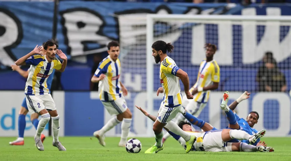 هيون يسقط متعثرا بعد احتكاكه بسامر فيل لاعب الهلال (تصوير: صالح الغنام)