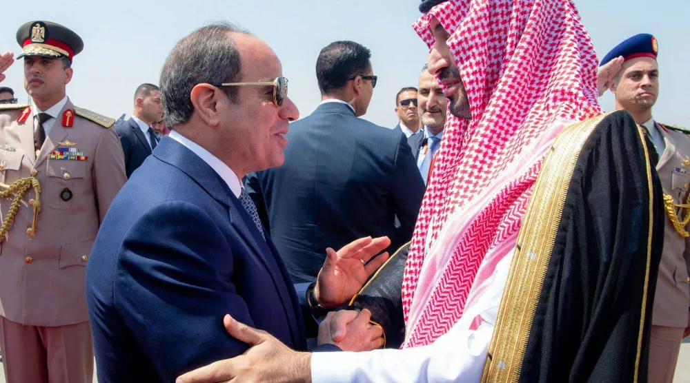 الرئيس المصري مرحباً بولي العهد السعودي في مطار القاهرة أمس (واس)
