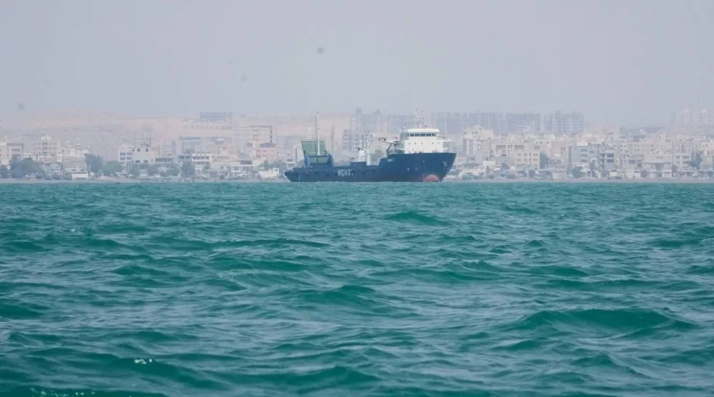 سفينة شحن راسية في مضيق هرمز تنتظر العبور (أ.ب)