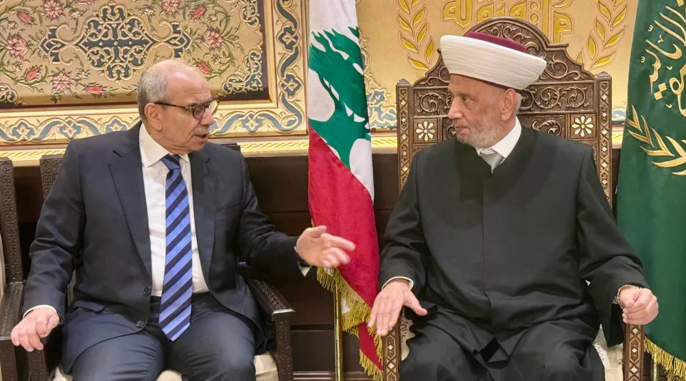 رئيس الحكومة نواف سلام ملتقياً مفتي الجمهورية عبد اللطيف دريان بمقر دار الفتوى في بيروت في وقت سابق (الوكالة الوطنية للإعلام)