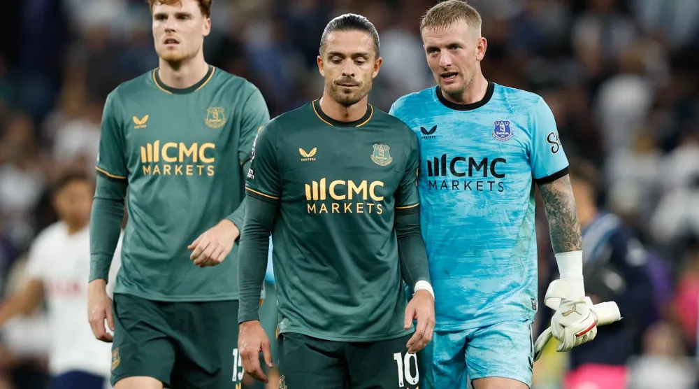 جاك غريليش والحارس جوردان بيكفورد يتبادلان الحديث عقب مباراة إيفرتون وتوتنهام في الدوري الإنجليزي الممتاز (رويترز)