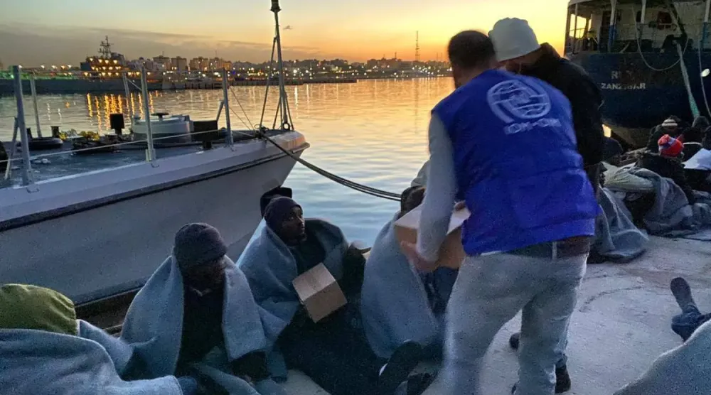 Afrikalı göçmenlere Libya Sahil Güvenlik Teşkilatı tarafından ilk yardım sağlanıyor (Libya Sahil Güvenlik Teşkilatı)