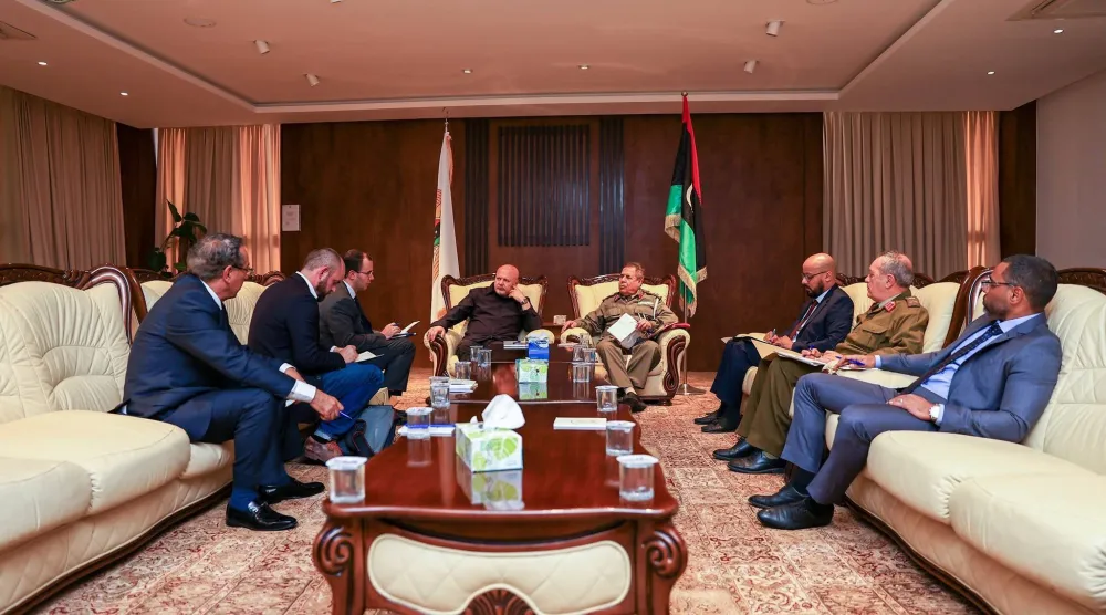 لقاء بين الفريق فرج الصوصاع المدعي العام العسكري بشرق ليبيا وكريم خان المدعي العام لـ«الجنائية الدولية» في نوفمبر 2022 (القيادة العامة)