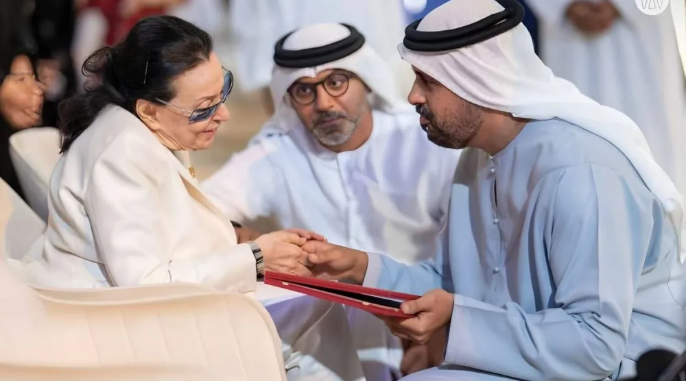 نجاة لحظة تكريمها من الشيخ ذياب بن محمد بن زايد آل نهيان (إدارة الجائزة)