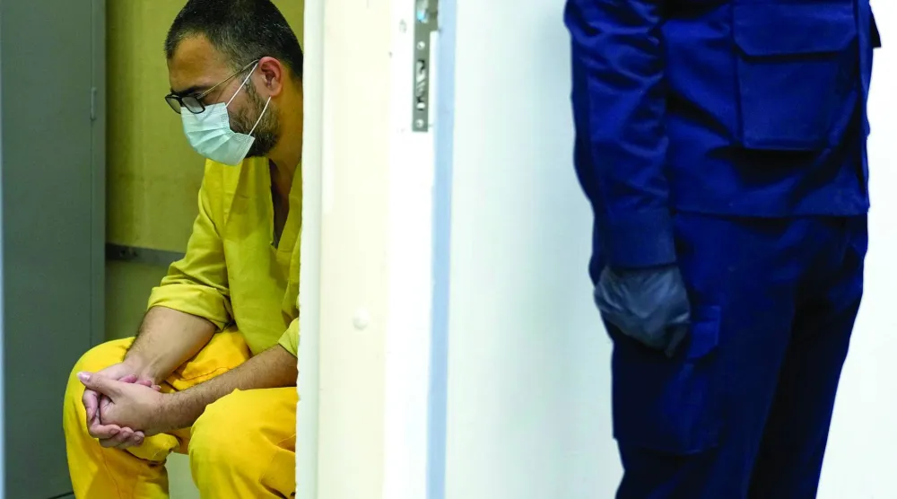 مشتبه بانتمائه إلى «داعش» يصل إلى مكان للاستجواب بسجن الكرخ في بغداد (أ.ب)