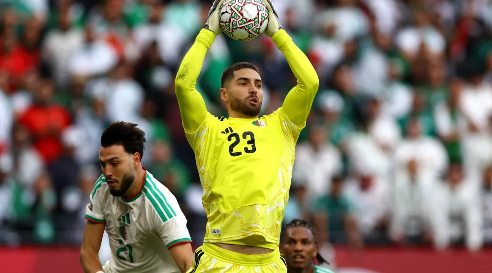 استبعاد الحارس لوكا زيدان من قائمة منتخب الجزائر (رويترز)