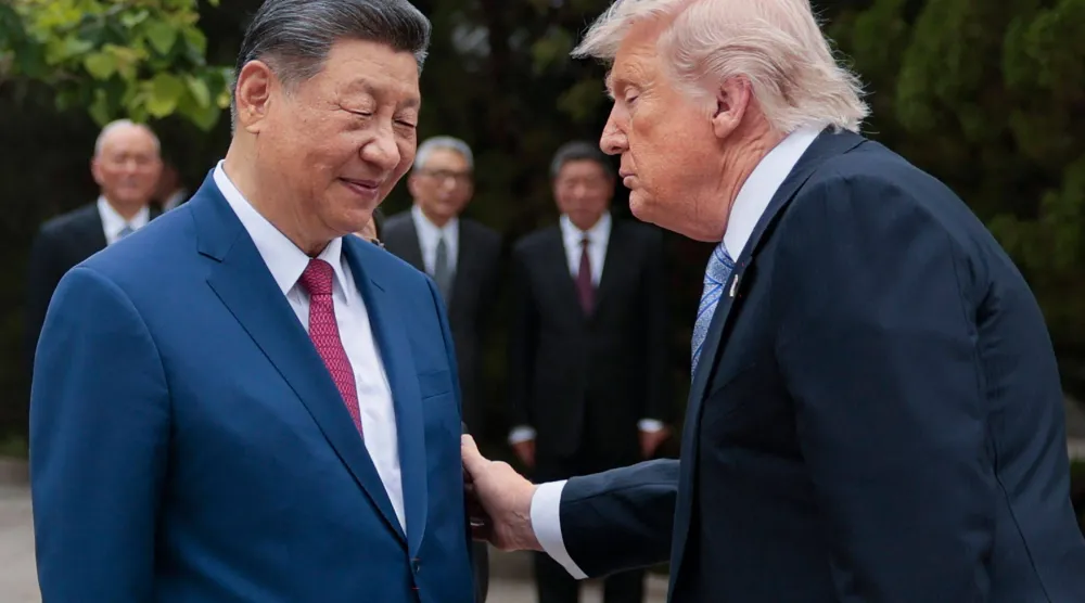 الرئيس الأميركي دونالد ترمب ونظيره الصيني شي جينبينغ في حدائق مجمع تشونغنانهاي ببكين يوم 15 مايو (أ.ف.ب)