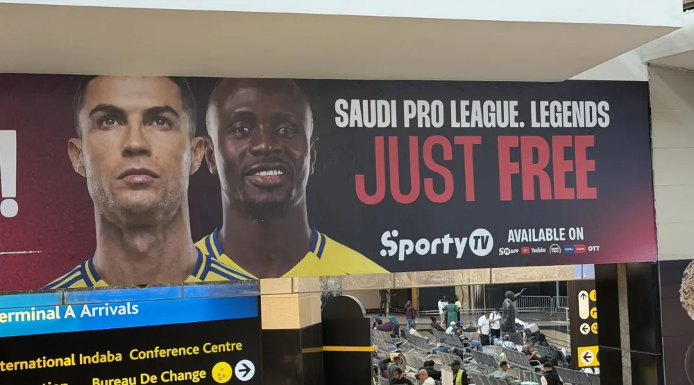 صورة تجمع رونالدو وماني في إعلان للدوري السعودي بمطار جوهانسبرغ (الشرق الأوسط)
