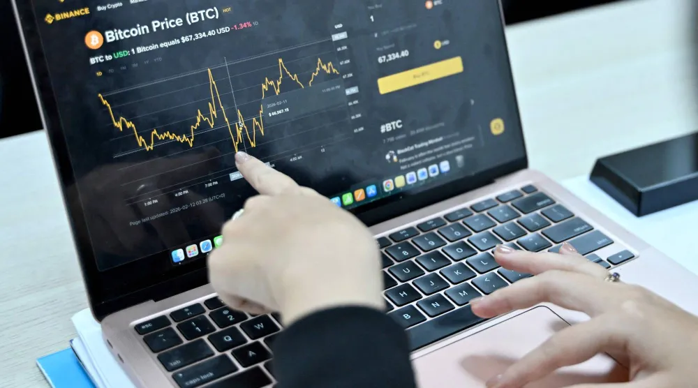 مستثمر في العملات المشفرة بفيتنام يتحقق من أحدث أسعار «بتكوين» على جهاز كومبيوتر محمول بهانوي (أ.ف.ب)