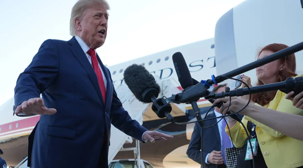 الرئيس الأميركي دونالد ترمب يتحدث إلى الصحافيين في مطار شارلوت دوغلاس الدولي بالولايات المتحدة 16 سبتمبر 2026 (أ.ب)

