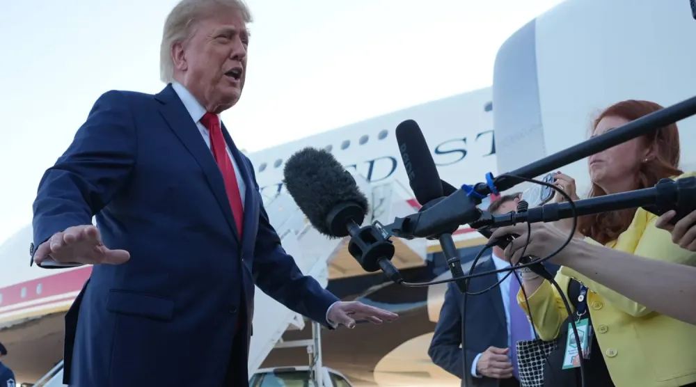 ABD Başkanı Donald Trump, 16 Eylül 2026’da ABD’deki Charlotte Douglas Uluslararası Havalimanı’nda gazetecilere konuşuyor (AP)
