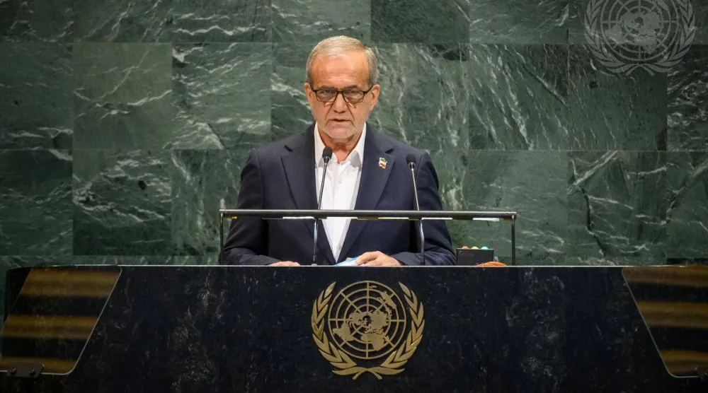 الرئيس الإيراني مسعود بزشكيان يلقي خطاباً في قاعة الجمعية العامة للأمم المتحدة في نيويورك (الأمم المتحدة)