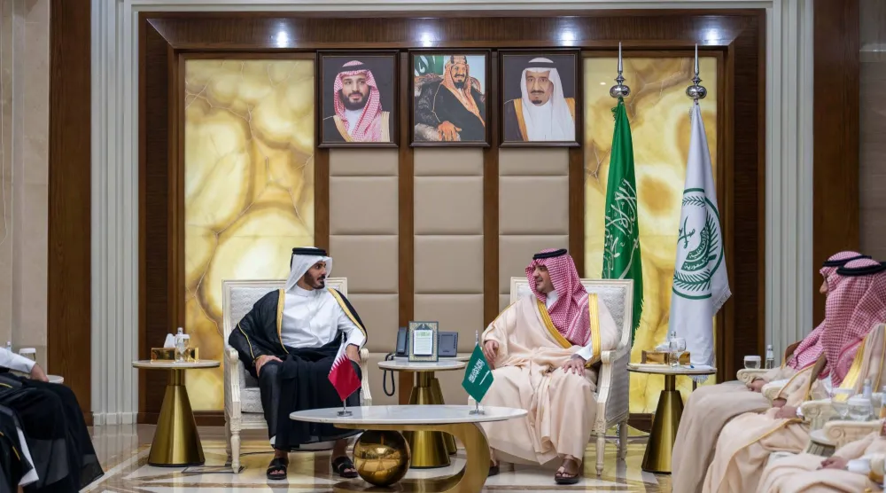 وزير الداخلية السعودي الأمير عبد العزيز بن سعود مستقبِلاً نظيره القطري الشيخ خليفة بن حمد في الرياض (واس)