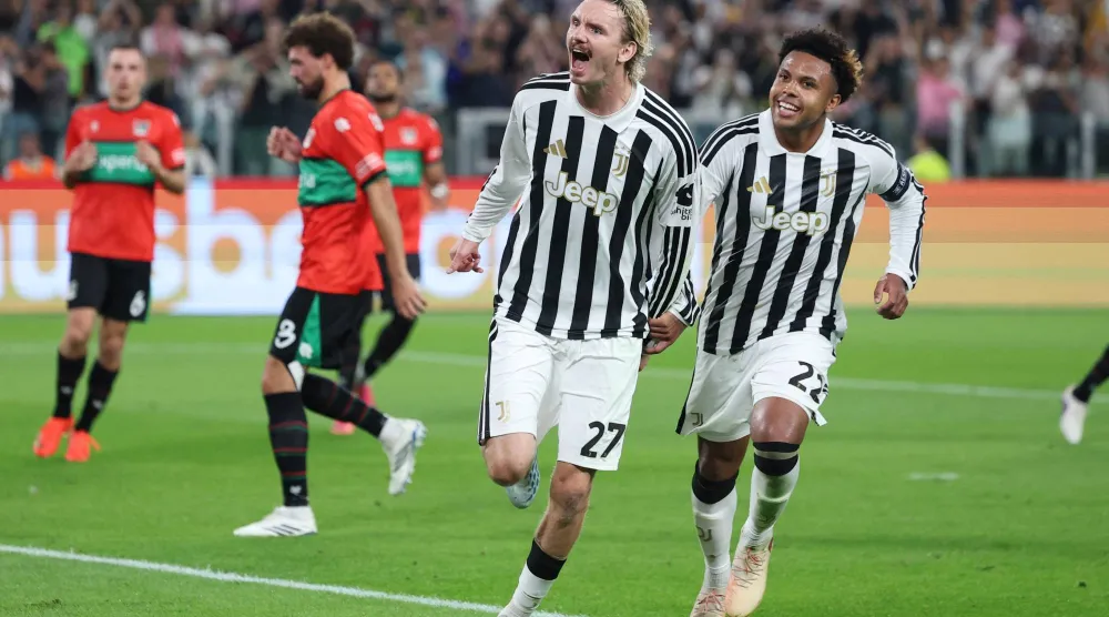 فولتماده لاعب اليوفي يحتفل بهدفه في المواجهة (رويترز)