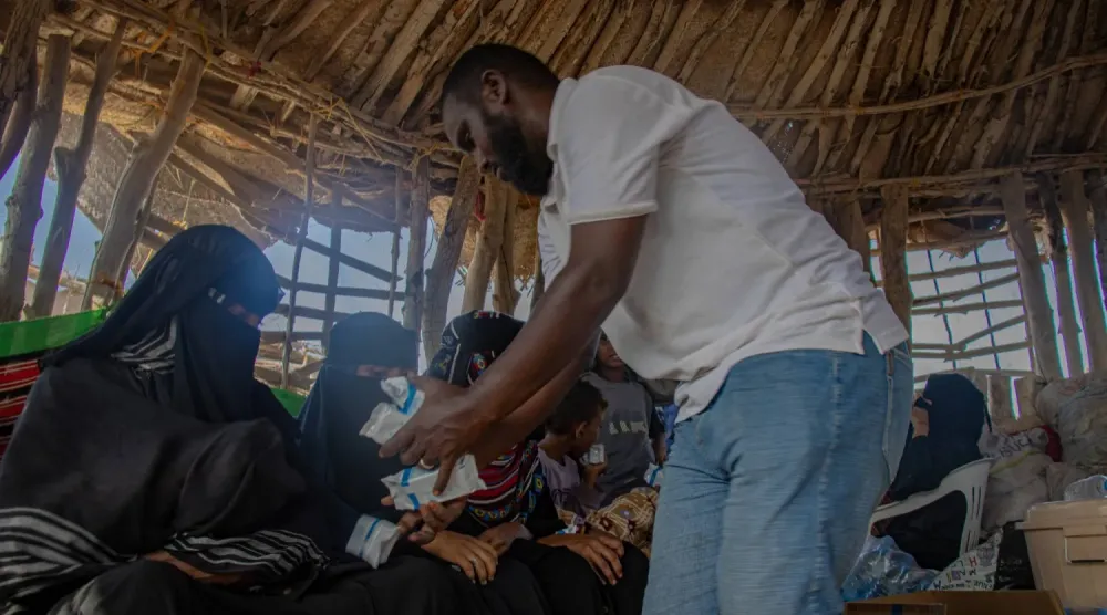 Uluslararası Göç Örgütü (IOM) görevlisi, dün Cibuti’de Yemen’de devam eden savaştan kaçanları karşılıyor (Reuters)