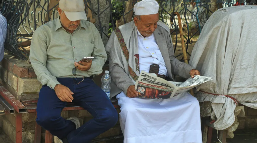 يمني في العاصمة المختطفة صنعاء يطالع صحيفة يصدرها الحوثيون (أ.ب)