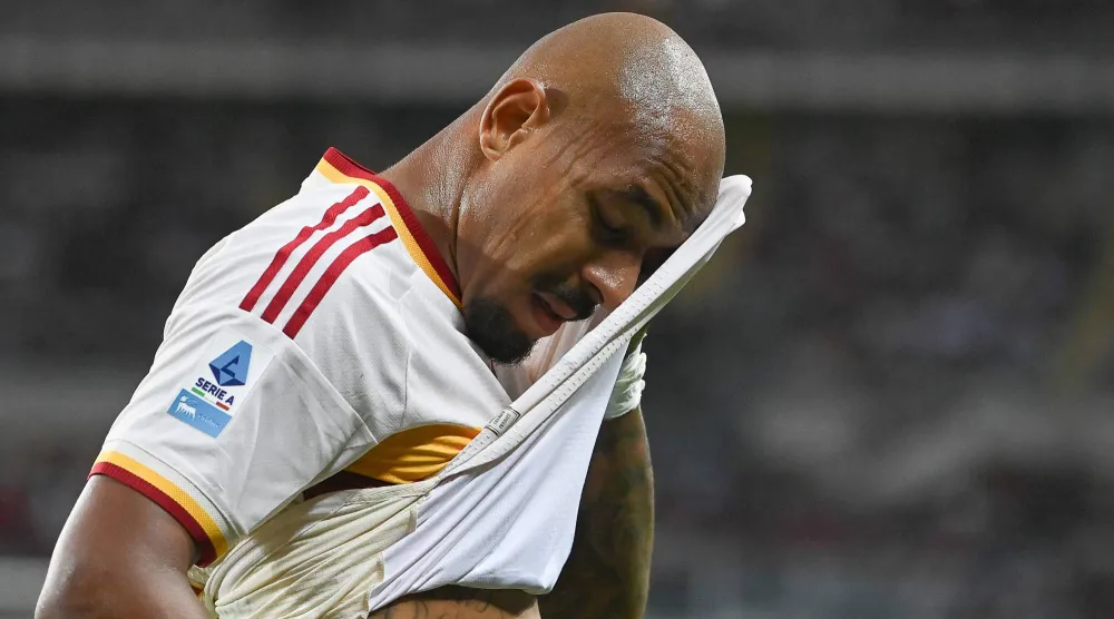 دونييل مالين يتفاعل خلال مباراة روما وتورينو في الدوري الإيطالي في تورينو (أ.ف.ب)